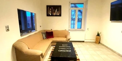 Monteurwohnung - Einzelbetten - Lautertal (Bergstraße) - Wohnzimmer mit großem TV - All-inclusive-Wohnen