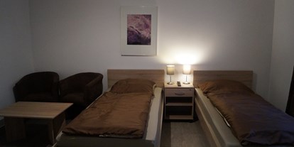 Monteurwohnung - Bettwäsche: Bettwäsche inklusive - Belsch - Schlafzimmer WG 2 - Silke Maahn