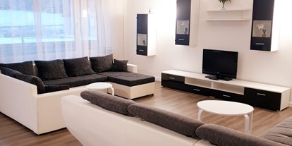 Monteurwohnung - Höxter - Grosser Wohn/Essbereich.  Mit 2 großen Tischen und 10 bequemen Stühlen. Wohnbereich mit TV und WLAN  - Monteurwohnung-Nieheim 