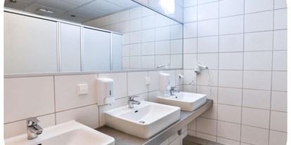 Monteurwohnung - Badezimmer: Gemeinschaftsbad - Ötigheim - Gemeinschaftsbad - Gästehaus und Monteurzimmer Karlsruhe
