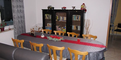 Monteurwohnung - Küche: eigene Küche - Calau - Wohnzimmer Esstisch - Ferienhaus 