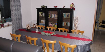 Monteurwohnung - Küche: eigene Küche - Cottbus - Wohnzimmer Esstisch - Ferienhaus 