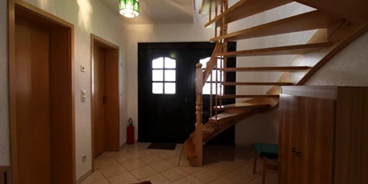 Monteurwohnung - Kühlschrank - Calau - Flur Treppenaufgang - Ferienhaus 