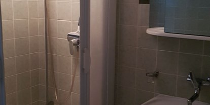 Monteurwohnung - Badezimmer: eigenes Bad - Bad/Dusche - Open House