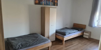 Monteurwohnung - Badezimmer: eigenes Bad - Berg (Pfalz) - Monteurzimmer Apartment am Bahnsteig