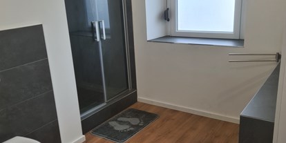 Monteurwohnung - Badezimmer: eigenes Bad - Ötigheim - Monteurzimmer Apartment am Bahnsteig