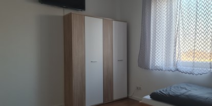 Monteurwohnung - Kühlschrank - Ötigheim - Monteurzimmer Apartment am Bahnsteig