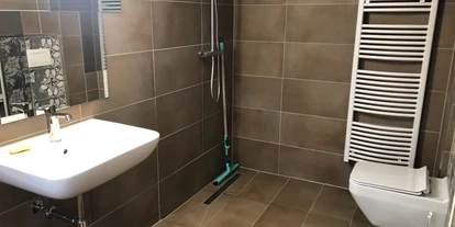 Monteurwohnung - Badezimmer: eigenes Bad - Padingbüttel - Das Bad ist schlicht und sauber.  - MB Holiday Apartment