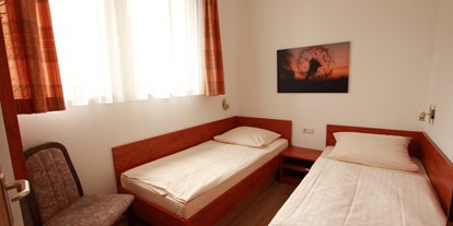 Monteurwohnung - Kühlschrank - PLZ 34246 (Deutschland) - Schlafzimmer in Ferienwohnung - Gästehaus Waldeslust 