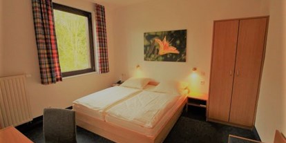 Monteurwohnung - Badezimmer: eigenes Bad - Ahnatal - Doppelzimmer im Gästehaus - Gästehaus Waldeslust 