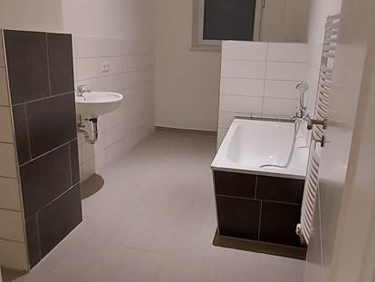 Monteurwohnung - Badezimmer: eigenes Bad - Müglitztal - Bad 1 - Tor zu Dresden