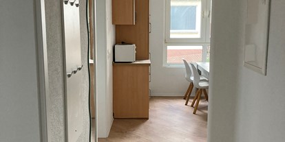 Monteurwohnung - Kühlschrank - PLZ 65589 (Deutschland) - Eingang Wohnung Erdgeschoss  - Monteurzimmer Monteurwohnung