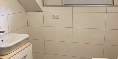 Monteurwohnung - Kühlschrank - PLZ 56242 (Deutschland) - Badezimmer Obergeschoss natürlich mit Dusche li. Im Bild nicht zu sehen  - Monteurzimmer Monteurwohnung