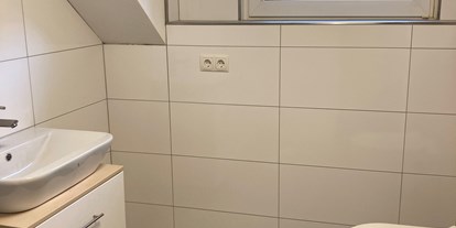 Monteurwohnung - Kühlschrank - PLZ 65589 (Deutschland) - Badezimmer Obergeschoss natürlich mit Dusche li. Im Bild nicht zu sehen  - Monteurzimmer Monteurwohnung