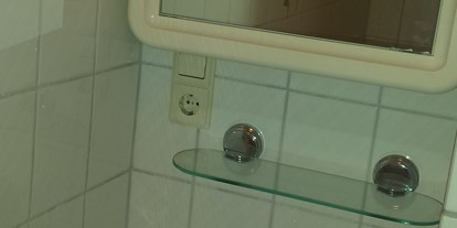 Monteurwohnung - Badezimmer: eigenes Bad - Schärding Vorstadt - Bad mit Waschbecken, Spiegel, Dusche und WC - Yvonne Hoffmann-Maier