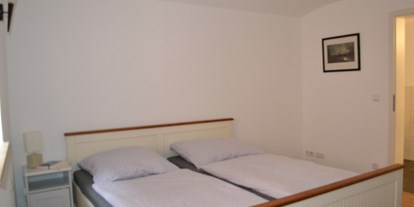 Monteurwohnung - Bettwäsche: Bettwäsche inklusive - PLZ 01705 (Deutschland) - Schlafzimmer mit Doppelbett - FerienwohnungMax 22