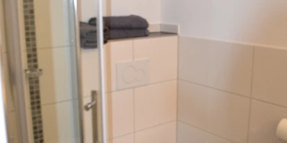Monteurwohnung - Kühlschrank - PLZ 01326 (Deutschland) - Dusche mit Waschbecken und WC - FerienwohnungMax 22