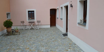 Monteurwohnung - Zimmertyp: Doppelzimmer - Freital - Innenhof mit Sitzmöglichkeit - FerienwohnungMax 22