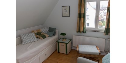 Monteurwohnung - Kühlschrank - Hessen Nord - Dachgeschosswohnung Schlafzimmer - Monteurzimmer in Bad Homburg/Kirdorf