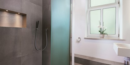 Monteurwohnung - Badezimmer: Gemeinschaftsbad - Bartenshagen-Parkentin - WOTERKANT Apartments 