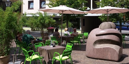 Monteurwohnung - Deutschland - Außenansicht mit Café-Bistro "Midde Noi" - Gästezimmer-Michelstadt