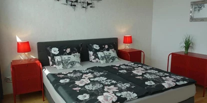 Monteurwohnung - Northeim - Schlafzimmer mit großen Doppelbett - Ferienwohnung 110 qm, Monteurzimmer Uslar im Solling Niedersachsen