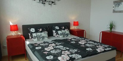 Monteurwohnung - Einzelbetten - Einbeck Drüber - Schlafzimmer mit großen Doppelbett - Ferienwohnung 110 qm, Monteurzimmer Uslar im Solling Niedersachsen