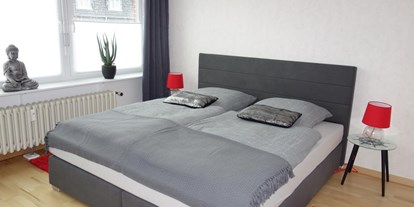 Monteurwohnung - Kühlschrank - PLZ 37586 (Deutschland) - Schlafzimmer mit Nachttischlampen - Ferienwohnung 110 qm, Monteurzimmer Uslar im Solling Niedersachsen