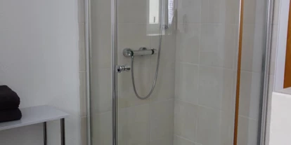 Monteurwohnung - Kühlschrank - PLZ 37075 (Deutschland) - Badezimmer mit Dusche - Ferienwohnung 110 qm, Monteurzimmer Uslar im Solling Niedersachsen