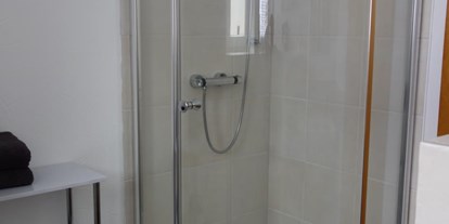 Monteurwohnung - WLAN - Holzminden Silberborn - Badezimmer mit Dusche - Ferienwohnung 110 qm, Monteurzimmer Uslar im Solling Niedersachsen