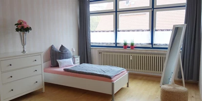 Monteurwohnung - Zimmertyp: Doppelzimmer - PLZ 37075 (Deutschland) - Schlafzimmer mit Einzelbett und Doppelbett - Ferienwohnung 110 qm, Monteurzimmer Uslar im Solling Niedersachsen