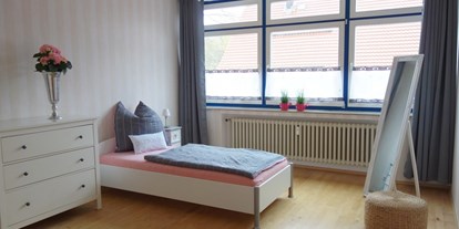 Monteurwohnung - Bettwäsche: Bettwäsche inklusive - Dassel - Schlafzimmer mit Einzelbett und Doppelbett - Ferienwohnung 110 qm, Monteurzimmer Uslar im Solling Niedersachsen