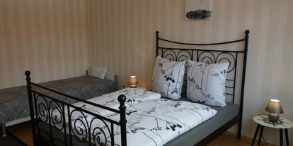 Monteurwohnung - WLAN - Bodenfelde - Schlafzimmer mit Doppelbett und Einzelbett - Ferienwohnung 110 qm, Monteurzimmer Uslar im Solling Niedersachsen