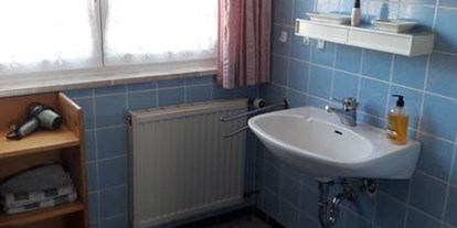 Monteurwohnung - Kühlschrank - PLZ 88239 (Deutschland) - Bad mit Waschbecken;Dusche,Föhn,Handtücher,Seife,Shampoo,Kosmetiktücher - Ingrid SCHWARZENBACHER