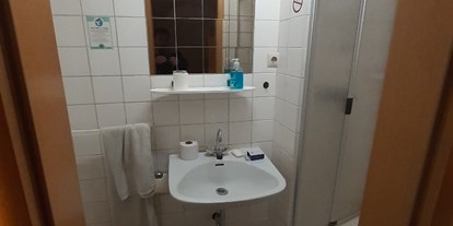 Monteurwohnung - Badezimmer: eigenes Bad - Walzbachtal Wössingen - Sehr schöne Monteurzimmer in Neuenbürg 