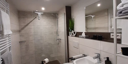 Monteurwohnung - Zimmertyp: Einzelzimmer - Krumbach Niederraunau - Das Bad mit begehbarer Dusche ist in Wohnung 2 und 3 identisch - Gästehaus Buberl
