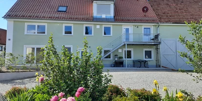 Monteurwohnung - Kühlschrank - PLZ 89335 (Deutschland) - Das Gästehaus mit Parkplatz möglichkeit im Hof. - Gästehaus Buberl