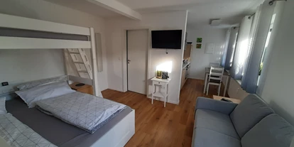 Monteurwohnung - Zimmertyp: Doppelzimmer - PLZ 87775 (Deutschland) - Wohnung 3 mit Doppelbett und Hochbett. Die Wohnung ist für 2 Erwachsene geeignet. 
Offener Wohn- und Schlafraum - Gästehaus Buberl