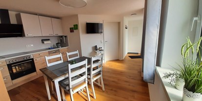 Monteurwohnung - Badezimmer: eigenes Bad - Röfingen Günzburg - Wohnung 5, Küche mit Eßbereich - Gästehaus Buberl