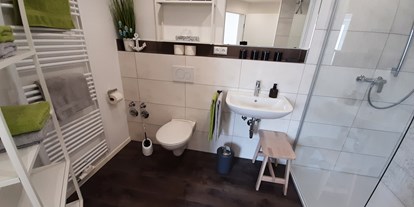 Monteurwohnung - Badezimmer: eigenes Bad - Röfingen Günzburg - Wohnung 5, Bad mit Begehbarer Dusche - Gästehaus Buberl