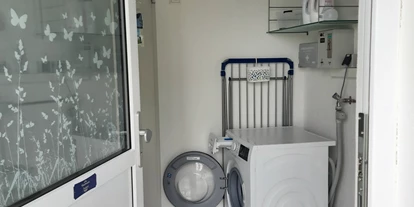 Monteurwohnung - PLZ 89335 (Deutschland) - Waschmaschiene mit Münzautomat.
Bügelbrett mit Bügeleisen vorhanden. - Gästehaus Buberl