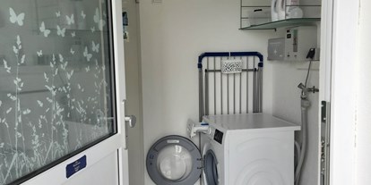 Monteurwohnung - Waschmaschine - Münsterhausen - Waschmaschiene mit Münzautomat.
Bügelbrett mit Bügeleisen vorhanden. - Gästehaus Buberl