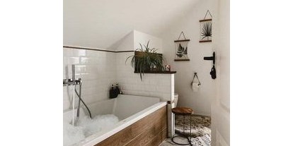 Monteurwohnung - Badezimmer: eigenes Bad - Poneggen - Schöne Ferienwohnung oder Monteurwohnung in ruhiger Lage in der Nähe von Steyr
