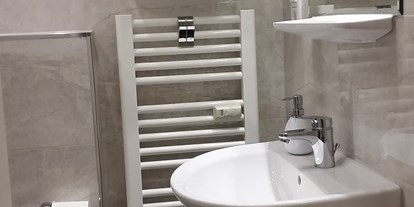 Monteurwohnung - Kühlschrank - Remscheid - Badezimmer mit Handtuchwärmer , 1. Unterkunft - Monteurunterkünfte Brandis, Nähe Düsseldorf / Köln