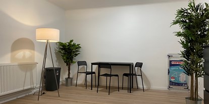 Monteurwohnung - Badezimmer: Gemeinschaftsbad - Beetzsee - Tisch mit Stühlen, Trockengestell - Komfort Monteurzimmer / Handwerkerzimmer Brandenburg Havel