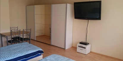 Monteurwohnung - Zimmertyp: Mehrbettzimmer - PLZ 76461 (Deutschland) - Wohn- und Essbereich mit TV - Monteurwohnung Rastatt