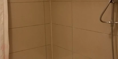 Monteurwohnung - Zimmertyp: Mehrbettzimmer - PLZ 76461 (Deutschland) - Badewanne mit Duschfunktion im Badezimmer - Monteurwohnung Rastatt