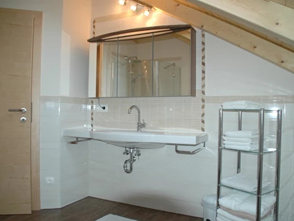 Monteurwohnung - TV - Brunn (Straßwalchen) - Badezimmer mit Dusche - Villa-Wallersee