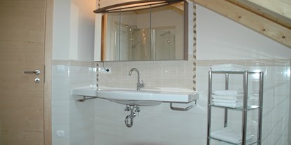 Monteurwohnung - Zimmertyp: Mehrbettzimmer - Österreich - Badezimmer mit Dusche - Villa-Wallersee