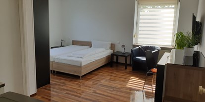 Monteurwohnung - Zimmertyp: Einzelzimmer - PLZ 66111 (Deutschland) - neu renoviertes Appartement mit Twin beds (1-2 Personen); Spülküche mit Kühlschrank, eigenes Badezimmer; Schreibtisch und TV   - Bernadette Hayo